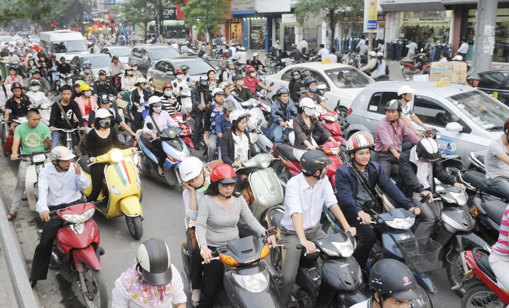Encounter The Bewildering Traffic in Vietnam? Let just cross
